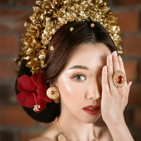 Selama berada di sana, Sunny Dahye menyempatkan dandan dan mencoba busana tradisional Bali.  Foto: Instagram/@sunnydahye