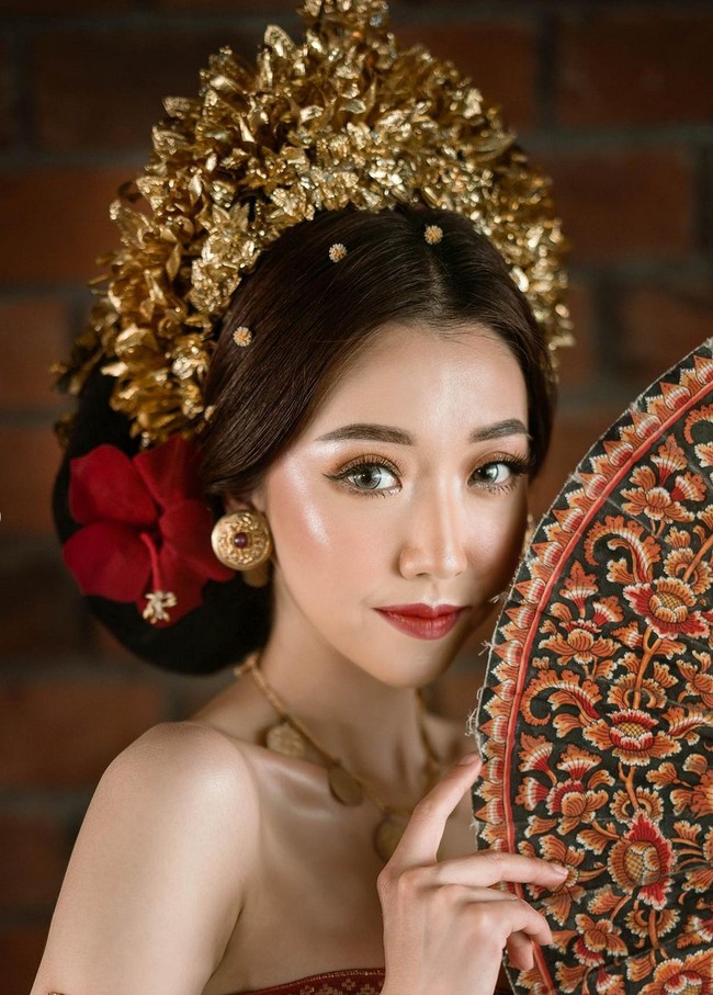 Sunny Dahye tak menyangka kalau kulitnya yang memiliki tone dingin ternyata cocok dengan makeup warna hangat seperti merah marun dan gold. Penampilannya pun menuai pujian dari netizen. Foto: Instagram/@sunnydahye