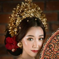 Sunny Dahye tak menyangka kalau kulitnya yang memiliki tone dingin ternyata cocok dengan makeup warna hangat seperti merah marun dan gold. Penampilannya pun menuai pujian dari netizen. Foto: Instagram/@sunnydahye