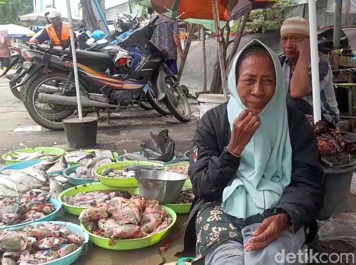Susiah, pedagang ikan lesehan di Pasar Brebes yang akan berangkat haji plus. Foto diambil pada Sabtu (11/6/2022).
