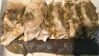 Hidangan daging dengan pangsit ini terlihat menyeramkan, dan mirip seperti alat kelamin pria. Sehingga banyak netizen yang merasa jijik dengan makanan di salah satu maskapai ternama ini. Foto: Site News/Pool