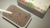 Niatnya ingin menikmati hidangan bubur hangat di dalam pesawat. Tapi yang didapatkan penumpang ini justru makanan tak jelas berwarna ungu, yang menghilangkan nafsu makan. Foto: Site News/Pool