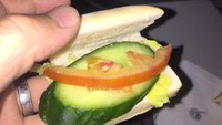 Sandwich memang jadi menu makanan yang populer di beberapa maskapai luar negeri. Tapi penumpang ini harus cukup puas dengan irisan mentimun, dan irisan pinggiran tomat. Foto: Site News/Pool