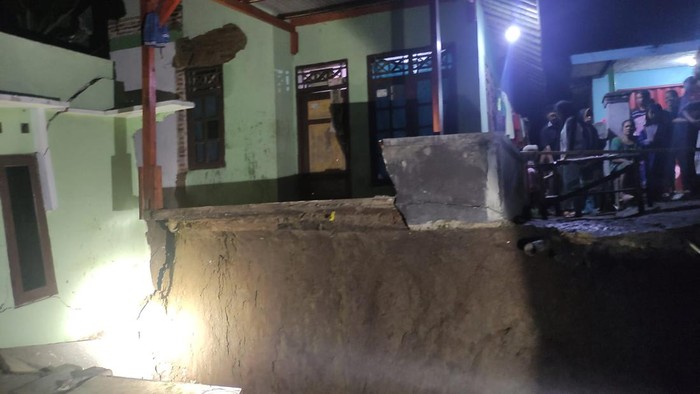 Tanah bergerak di Lebak Banten