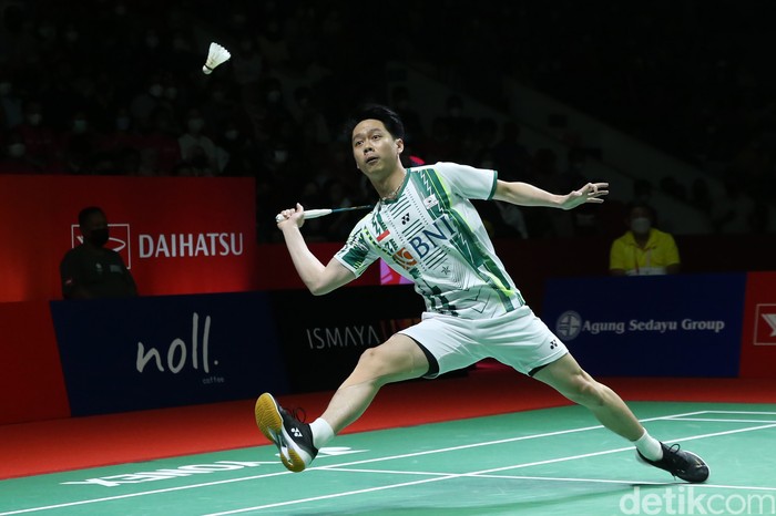 Pebulu tangkis ganda putra Indonesia Marcus Gideon dan Kevin Sanjaya melakukan serangan kepada pebulu tangkis ganda putra Cina Liang Wei Keng dan Wang Chang pada babak semi final Daihatsu Indonesia Master 2022 di Istora Senayan, Jakarta Pusat, Sabtu (11/6/2022).