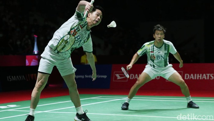 The Minions Kandas di Semifinal Indonesia Masters 2022 Pebulu tangkis ganda putra Indonesia Marcus Gideon dan Kevin Sanjaya melakukan serangan kepada pebulu tangkis ganda putra Cina Liang Wei Keng dan Wang Chang pada babak semi final Daihatsu Indonesia Master 2022 di Istora Senayan, Jakarta Pusat, Sabtu (11/6/2022).