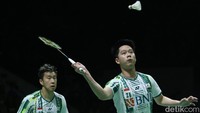 Kevin/Marcus takluk dalam dua gim langsung kontra wakil China, Liang Weikeng/Wang Chang dengan skor 17-21 dan 10-21.   