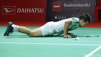 Marcus terlihat masih sulit bergerak karena belum lama naik meja operasi.  