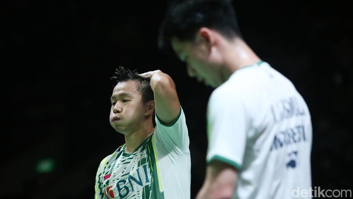 Pebulu tangkis ganda putra Indonesia Marcus Gideon dan Kevin Sanjaya melakukan serangan kepada pebulu tangkis ganda putra Cina Liang Wei Keng dan Wang Chang pada babak semi final Daihatsu Indonesia Master 2022 di Istora Senayan, Jakarta Pusat, Sabtu (11/6/2022).
