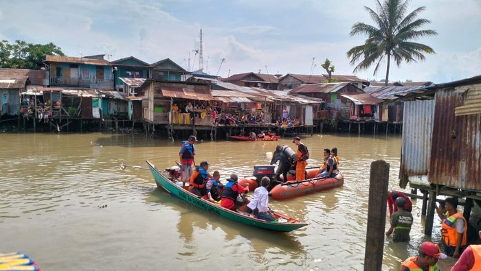 Tim SAR gabungan melakukan upaya penyeleman di sungai Karang Mumus di lokasi Yogi tenggelam. Tim SAR gabungan melakukan upaya penyeleman di sungai Karang Mumus di lokasi Yogi tenggelam.