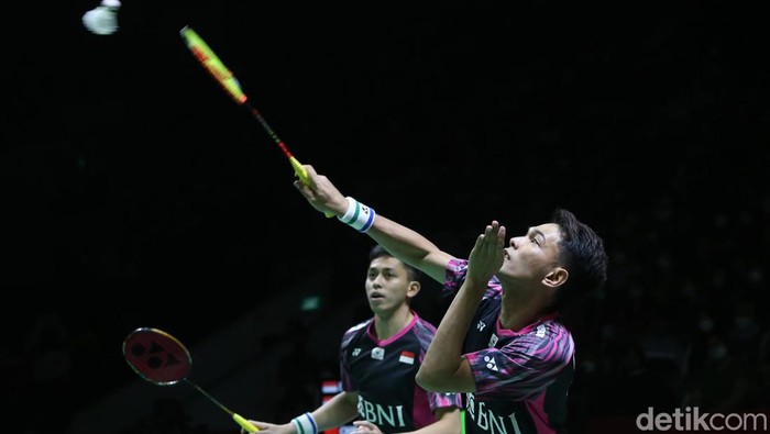 Top! Fajar/Rian Melangkah ke Final Indonesia Masters Pebulu tangkis ganda putra Indonesia Fajar Alfian dan Muhammad Ardianto melakukan serangan kepada pebulu tangkis ganda putra Cina He Ji Ting dan Zhou Hao Dong pada babak semi final Daihatsu Indonesia Master 2022 di Istora Senayan, Jakarta Pusat, Sabtu (11/6/2022).