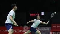 Pada set kedua, laga sengit kembali terjadi di awal. He/Zhou sempat unggul 4-2, namun disamakan Fajar/Rian menjadi 4-4. Pasangan Indonesia sempat unggul 6-5, namun He/Zhou meraih empat poin beruntun untuk berbalik unggul 9-6, dan akhirnya menutup interval dengan skor 11-9. 