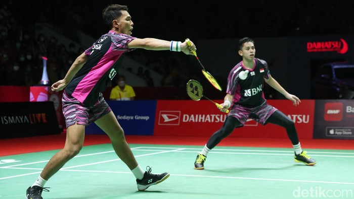 Top! Fajar/Rian Melangkah ke Final Indonesia Masters Pebulu tangkis ganda putra Indonesia Fajar Alfian dan Muhammad Ardianto melakukan serangan kepada pebulu tangkis ganda putra Cina He Ji Ting dan Zhou Hao Dong pada babak semi final Daihatsu Indonesia Master 2022 di Istora Senayan, Jakarta Pusat, Sabtu (11/6/2022).