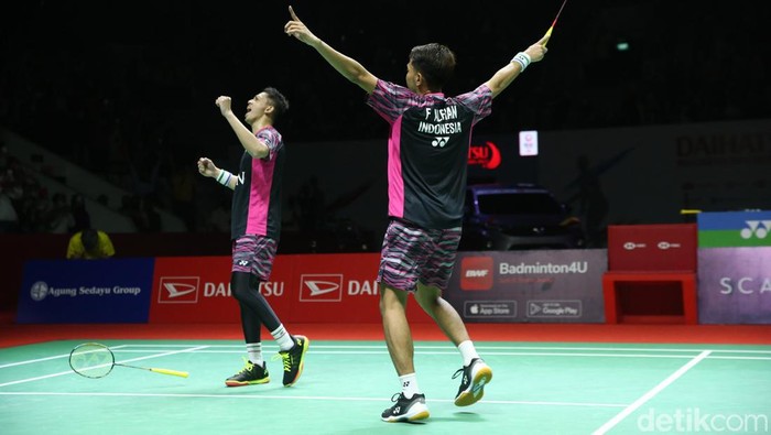 Top! Fajar/Rian Melangkah ke Final Indonesia Masters Pebulu tangkis ganda putra Indonesia Fajar Alfian dan Muhammad Ardianto melakukan serangan kepada pebulu tangkis ganda putra Cina He Ji Ting dan Zhou Hao Dong pada babak semi final Daihatsu Indonesia Master 2022 di Istora Senayan, Jakarta Pusat, Sabtu (11/6/2022).