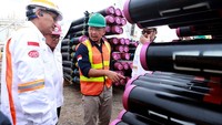 Kepala Divisi Pengelolaan Rantai Suplai dan Analisis Biaya SKK Migas Erwin Suryadi mendengarkan penjelasan dari President Director PT Citra Tubindo Tbk., Satya Heragandhi saat peninjauan pengeksporan produk pipa transmisi gas di Pelabuhan SCN Logistics Kabil, Batam, Kepulaua Riau. Peninjauan tersebut dalam rangka Pra Forum Kapasitas Nasional 2022 wilayah Sumbagut.