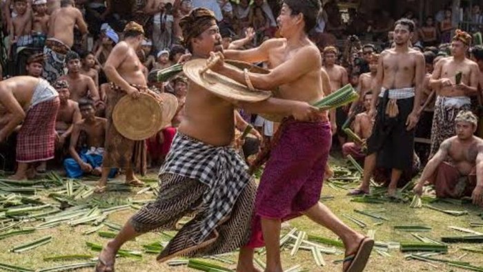 Tradisi mekare-kare atau perang pandan di Desa Tenganan Pegringsingan, Karangasem, Bali.