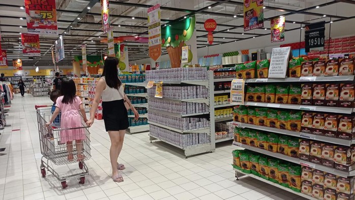 Etalase produk transmart di Plaza Medan Fair