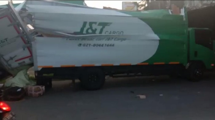Truk ekspedisi menabrak kolong jembatan di Samarinda, Kaltim.