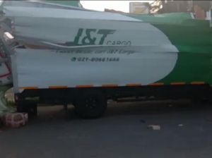 Truk Ekspedisi Ringsek Usai Tabrak Kolong Jembatan di Samarinda