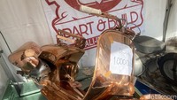 “(Vespa yang terbuat dari) emas ada, yang dari kayu banyak, dari stainless juga ada. Dia berpikiran untuk membuat dari tembaga,” ujar Benny saat ditemui di Vespa Village dalam rangkaian Vespa World Days 2022 di Peninsula Island, Nusa Dua, Bali, Jumat (10/6/2022). Foto: Rangga Rahardiansyah/detikOto
