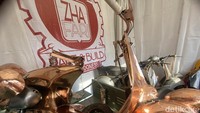 Benny Abeng, owner dari bengkel Zhafari Bali mengatakan, rekannya yang merupakan pelaku UMKM di Jepara berpikiran bahwa Vespa yang terbuat dari tembaga belum ada di dunia. Mereka ingin memeriahkan Vespa World Days 2022 dengan membawa sesuatu yang unik. Foto: Rangga Rahardiansyah/detikOto