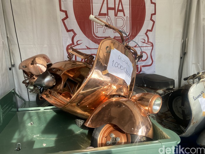 Vespa Berbahan Tembaga Mejeng di Bali, Dijual Rp 1 Miliar! Vespa Berbahan Tembaga Mejeng di Bali, Dijual Rp 1 Miliar!