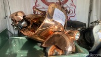 “Kayaknya hand made lebih susah dari cetakan. Kedua, kita harus menghargai pembuatnya yang ingin memeriahkan Vespa World Days. Ketiga, dengan Rp 1 miliar, pekerjaan dia merasa dihargai. Ini lebih dari karya seni. Karya seni yang detail. Rp 1 miliar dianggap nilai yang pantas,” ucap Benny. Foto: Rangga Rahardiansyah/detikOto
