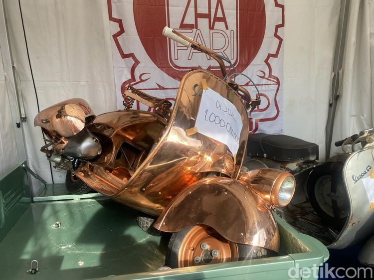 Vespa Berbaju Tembaga Ini Harganya Tembus Rp 1 Miliar