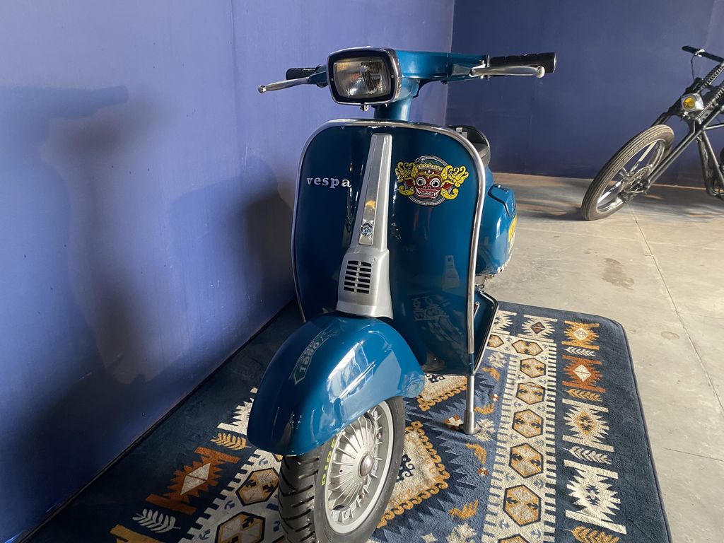 Sebuah Vespa jadul yang dikonversi jadi motor listrik dipajang di Vespa World Days 2022