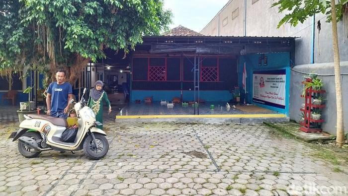 Seorang pria menikahi seekor domba di Pesanggrahan Keramat Ki Ageng, Desa Jogodalu, Kecamatan Benjeng, Gresik, Jawa Timur. Berikut informasinya.