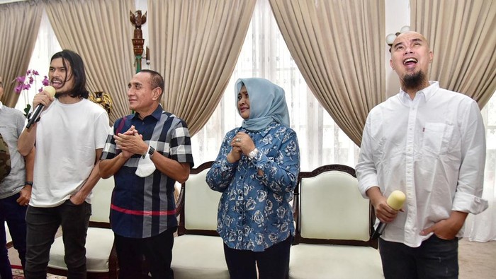Virzha dan Ahmad Dhani saat bernyanyi di depan Gubernur Sumut Edy Rahmayadi dan istri.