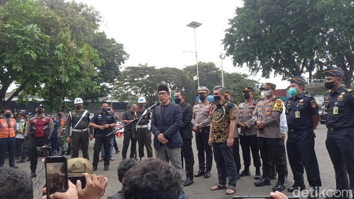 Adik Ridwan Kamil, Elpi Nazmuzzaman, dalam jumpa pers di kargo jenazah Bandara Soetta