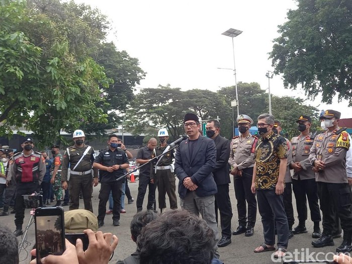 Adik Ridwan Kamil, Elpi Nazmuzzaman, dalam jumpa pers di kargo jenazah Bandara Soetta