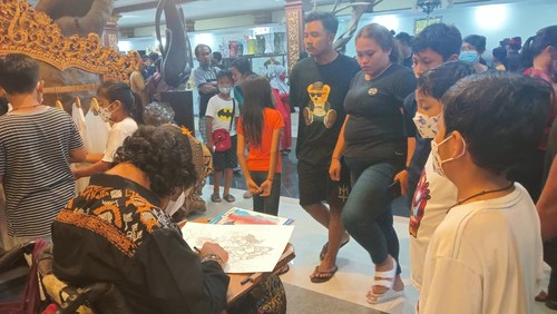 Agus Mertayasa melukis di area Pesta Kesenian Bali, Art Center, Minggu (13/6/2022)