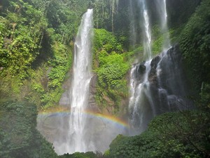 Indahnya Pelangi di Air Terjun Tertinggi Bali, Bikin Takjub!