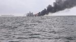 Aksi Bakamla Padamkan Kapal Terbakar di Perairan Karimun