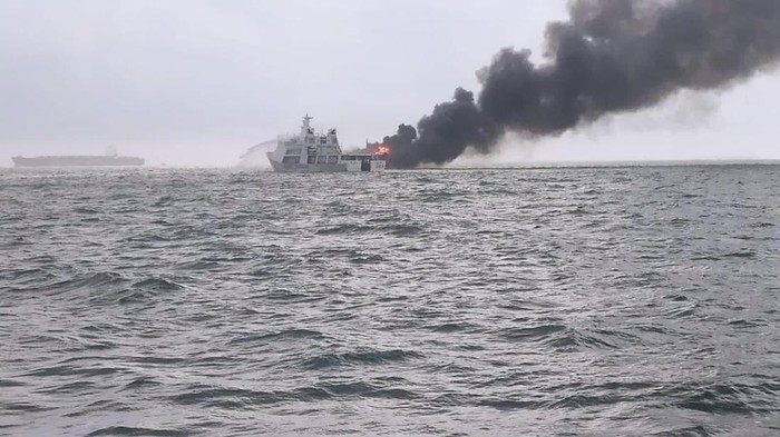 Aksi Bakamla Padamkan Kapal Terbakar di Perairan Karimun KN Pulau Dana-323 Bakamla RI berhasil memadamkan kapal motor (KM) Bintang Surya yang terbakar di Perairan Karimun, Selat Malaka, Riau. Satu awak kapal dilaporkan tewas, Minggu, 12/6/2022.