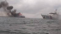 Dengan sigap KN Pulau Dana-323 Bakamla RI melakukan pemadaman kapal terbakar tersebut.