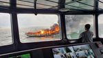 Aksi Bakamla Padamkan Kapal Terbakar di Perairan Karimun