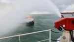 Aksi Bakamla Padamkan Kapal Terbakar di Perairan Karimun