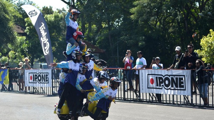 Pecinta vespa melakukan atraksi freestyle saat Vespa World Days (VWD) 2022 di Nusa Dua, Bali, Sabtu (11/6/2022). Atraksi freestyle vespa itu merupakan salah satu kegiatan yang diselenggarakan untuk memeriahkan penyelenggaraan Vespa World Days 2022 yang diikuti oleh sekitar 8.600 orang pecinta vespa dari berbagai negara. ANTARA FOTO/Fikri Yusuf/nym.