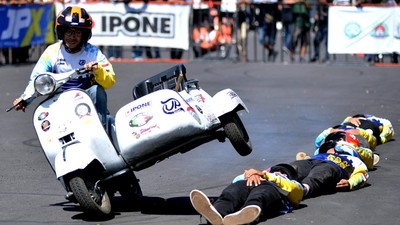 Aksi Freestyle Vespa Pukau Penonton di VWD 2022