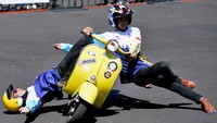 Pecinta vespa melakukan atraksi freestyle saat Vespa World Days (VWD) 2022 di Nusa Dua, Bali, Sabtu (11/6/2022).