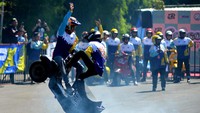 Atraksi freestyle vespa itu merupakan salah satu kegiatan yang diselenggarakan untuk memeriahkan penyelenggaraan Vespa World Days 2022.