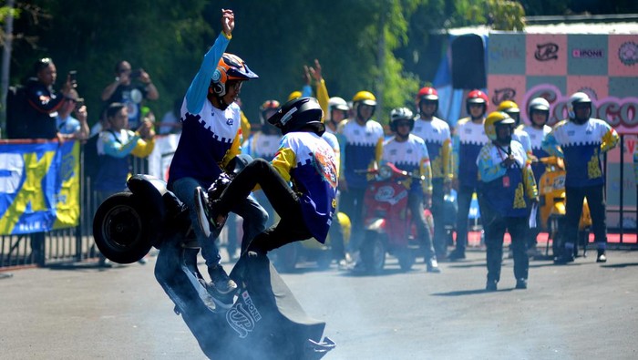 Pecinta vespa melakukan atraksi freestyle saat Vespa World Days (VWD) 2022 di Nusa Dua, Bali, Sabtu (11/6/2022). Atraksi freestyle vespa itu merupakan salah satu kegiatan yang diselenggarakan untuk memeriahkan penyelenggaraan Vespa World Days 2022 yang diikuti oleh sekitar 8.600 orang pecinta vespa dari berbagai negara. ANTARA FOTO/Fikri Yusuf/nym.