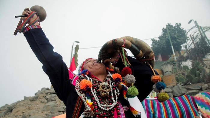 Aksi Ritual Dukun Peru Demi Timnasnya Lolos Piala Dunia 2022 Peruvian shamans perform a ritual for the Peruvian soccer team to qualify for the Qatar 2022 World Cup, in Lima, Peru, June 10, 2022. REUTERS/Sebastian Castaneda