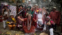 Dukun Peru melakukan ritual bagi tim sepak bola Peru untuk lolos ke Piala Dunia Qatar 2022, di Lima, Peru, Jumat, (10/6/2022).