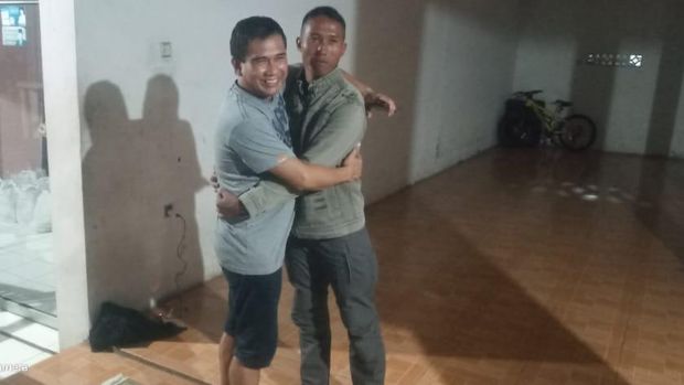 Anggota DPRD Tangerang Selatan, Edy Mamat (berkaus abu-abu), berpelukan dengan wasit sekalugus anggota TNI yang dia pukul, Eka.