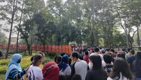 Namun hampir di tiap akhir pekan, Tebet Eco Park dipenuhi banyak sekali pengunjung hingga melebihin kapasitas. Pemprov DKI mencatat taman yang seharusnya berkapasitas 8-10 ribu orang pernah kedatangan 60 ribu warga. (Foto: Dwi Rahmawati/detikcom)