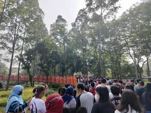 Antrean Panjang Pengunjung Tebet Eco Park demi Naik Jembatan Infinity